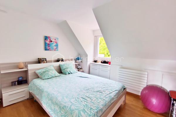Située au calme d’une impasse agréable et familiale, au cœur du quartier recherché de la Sourderie, découvrez cette charmante maison individuelle non-mitoyenne de 120 m² au sol, édifiée sur une parcelle de 238 m². Parfaitement entretenue et ne nécessitant aucun travaux, elle offre un cadre de vie idéal pour une famille à la recherche d’espace, de tranquillité et de confort.

Dès l’entrée, vous découvrirez une maison chaleureuse et fonctionnelle. Le rez-de-chaussée accueille une cuisine aménagée et équipée ainsi qu’un agréable et vaste séjour/salle à manger avec cheminée, largement ouvert sur le jardin. Grâce à son exposition plein Sud et à l’absence totale de vis-à-vis, cet extérieur constitue un véritable prolongement de la pièce de vie, idéal pour profiter des beaux jours en toute intimité. Des WC indépendants ainsi qu’un accès direct au garage complètent ce niveau.

À l’étage, l’espace nuit se compose de trois belles chambres, d’une salle de bains et de WC séparés. Un bureau en plus offre également un véritable potentiel d’aménagement : déjà carrelé et disposant des arrivées d’eau, il peut facilement être transformé en seconde salle de bains, permettant notamment de créer une confortable suite parentale.

Les combles entièrement aménagés apportent une surface supplémentaire particulièrement appréciable. Cet espace polyvalent pourra accueillir selon les besoins une chambre d’amis, un bureau pour le télétravail, une salle de jeux ou un espace dédié aux adolescents.

La maison a bénéficié de nombreuses améliorations participant à son excellent niveau de confort : fenêtres remplacées, volets roulants récents, radiateurs renouvelés, nouvelle porte d’entrée et porte de garage électrique. Dans la salle à manger, une fenêtre coulissante à galandage facilite l’accès au jardin tout en créant une belle continuité entre intérieur et extérieur.

Côté pratique, le bien dispose d’un garage fermé, d’une place de stationnement privative sur la parcelle ainsi que d’un appentis avec grenier dans le jardin, offrant un espace de stockage supplémentaire.

L’environnement complète parfaitement les prestations de cette maison : quartier calme et familial, écoles et commerces à proximité, tandis que la gare est accessible en une dizaine de minutes en bus ou à vélo.

Il ne reste plus qu’à poser ses valises. Contactez-moi dès maintenant pour organiser une visite et découvrir cette maison.