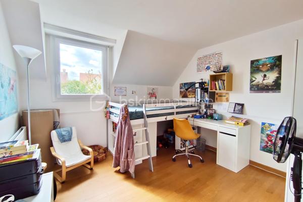 Située au calme d’une impasse agréable et familiale, au cœur du quartier recherché de la Sourderie, découvrez cette charmante maison individuelle non-mitoyenne de 120 m² au sol, édifiée sur une parcelle de 238 m². Parfaitement entretenue et ne nécessitant aucun travaux, elle offre un cadre de vie idéal pour une famille à la recherche d’espace, de tranquillité et de confort.

Dès l’entrée, vous découvrirez une maison chaleureuse et fonctionnelle. Le rez-de-chaussée accueille une cuisine aménagée et équipée ainsi qu’un agréable et vaste séjour/salle à manger avec cheminée, largement ouvert sur le jardin. Grâce à son exposition plein Sud et à l’absence totale de vis-à-vis, cet extérieur constitue un véritable prolongement de la pièce de vie, idéal pour profiter des beaux jours en toute intimité. Des WC indépendants ainsi qu’un accès direct au garage complètent ce niveau.

À l’étage, l’espace nuit se compose de trois belles chambres, d’une salle de bains et de WC séparés. Un bureau en plus offre également un véritable potentiel d’aménagement : déjà carrelé et disposant des arrivées d’eau, il peut facilement être transformé en seconde salle de bains, permettant notamment de créer une confortable suite parentale.

Les combles entièrement aménagés apportent une surface supplémentaire particulièrement appréciable. Cet espace polyvalent pourra accueillir selon les besoins une chambre d’amis, un bureau pour le télétravail, une salle de jeux ou un espace dédié aux adolescents.

La maison a bénéficié de nombreuses améliorations participant à son excellent niveau de confort : fenêtres remplacées, volets roulants récents, radiateurs renouvelés, nouvelle porte d’entrée et porte de garage électrique. Dans la salle à manger, une fenêtre coulissante à galandage facilite l’accès au jardin tout en créant une belle continuité entre intérieur et extérieur.

Côté pratique, le bien dispose d’un garage fermé, d’une place de stationnement privative sur la parcelle ainsi que d’un appentis avec grenier dans le jardin, offrant un espace de stockage supplémentaire.

L’environnement complète parfaitement les prestations de cette maison : quartier calme et familial, écoles et commerces à proximité, tandis que la gare est accessible en une dizaine de minutes en bus ou à vélo.

Il ne reste plus qu’à poser ses valises. Contactez-moi dès maintenant pour organiser une visite et découvrir cette maison.