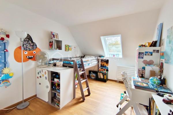 Située au calme d’une impasse agréable et familiale, au cœur du quartier recherché de la Sourderie, découvrez cette charmante maison individuelle non-mitoyenne de 120 m² au sol, édifiée sur une parcelle de 238 m². Parfaitement entretenue et ne nécessitant aucun travaux, elle offre un cadre de vie idéal pour une famille à la recherche d’espace, de tranquillité et de confort.

Dès l’entrée, vous découvrirez une maison chaleureuse et fonctionnelle. Le rez-de-chaussée accueille une cuisine aménagée et équipée ainsi qu’un agréable et vaste séjour/salle à manger avec cheminée, largement ouvert sur le jardin. Grâce à son exposition plein Sud et à l’absence totale de vis-à-vis, cet extérieur constitue un véritable prolongement de la pièce de vie, idéal pour profiter des beaux jours en toute intimité. Des WC indépendants ainsi qu’un accès direct au garage complètent ce niveau.

À l’étage, l’espace nuit se compose de trois belles chambres, d’une salle de bains et de WC séparés. Un bureau en plus offre également un véritable potentiel d’aménagement : déjà carrelé et disposant des arrivées d’eau, il peut facilement être transformé en seconde salle de bains, permettant notamment de créer une confortable suite parentale.

Les combles entièrement aménagés apportent une surface supplémentaire particulièrement appréciable. Cet espace polyvalent pourra accueillir selon les besoins une chambre d’amis, un bureau pour le télétravail, une salle de jeux ou un espace dédié aux adolescents.

La maison a bénéficié de nombreuses améliorations participant à son excellent niveau de confort : fenêtres remplacées, volets roulants récents, radiateurs renouvelés, nouvelle porte d’entrée et porte de garage électrique. Dans la salle à manger, une fenêtre coulissante à galandage facilite l’accès au jardin tout en créant une belle continuité entre intérieur et extérieur.

Côté pratique, le bien dispose d’un garage fermé, d’une place de stationnement privative sur la parcelle ainsi que d’un appentis avec grenier dans le jardin, offrant un espace de stockage supplémentaire.

L’environnement complète parfaitement les prestations de cette maison : quartier calme et familial, écoles et commerces à proximité, tandis que la gare est accessible en une dizaine de minutes en bus ou à vélo.

Il ne reste plus qu’à poser ses valises. Contactez-moi dès maintenant pour organiser une visite et découvrir cette maison.