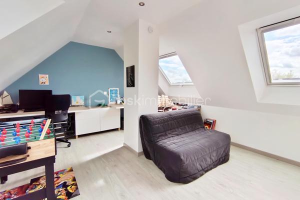 Située au calme d’une impasse agréable et familiale, au cœur du quartier recherché de la Sourderie, découvrez cette charmante maison individuelle non-mitoyenne de 120 m² au sol, édifiée sur une parcelle de 238 m². Parfaitement entretenue et ne nécessitant aucun travaux, elle offre un cadre de vie idéal pour une famille à la recherche d’espace, de tranquillité et de confort.

Dès l’entrée, vous découvrirez une maison chaleureuse et fonctionnelle. Le rez-de-chaussée accueille une cuisine aménagée et équipée ainsi qu’un agréable et vaste séjour/salle à manger avec cheminée, largement ouvert sur le jardin. Grâce à son exposition plein Sud et à l’absence totale de vis-à-vis, cet extérieur constitue un véritable prolongement de la pièce de vie, idéal pour profiter des beaux jours en toute intimité. Des WC indépendants ainsi qu’un accès direct au garage complètent ce niveau.

À l’étage, l’espace nuit se compose de trois belles chambres, d’une salle de bains et de WC séparés. Un bureau en plus offre également un véritable potentiel d’aménagement : déjà carrelé et disposant des arrivées d’eau, il peut facilement être transformé en seconde salle de bains, permettant notamment de créer une confortable suite parentale.

Les combles entièrement aménagés apportent une surface supplémentaire particulièrement appréciable. Cet espace polyvalent pourra accueillir selon les besoins une chambre d’amis, un bureau pour le télétravail, une salle de jeux ou un espace dédié aux adolescents.

La maison a bénéficié de nombreuses améliorations participant à son excellent niveau de confort : fenêtres remplacées, volets roulants récents, radiateurs renouvelés, nouvelle porte d’entrée et porte de garage électrique. Dans la salle à manger, une fenêtre coulissante à galandage facilite l’accès au jardin tout en créant une belle continuité entre intérieur et extérieur.

Côté pratique, le bien dispose d’un garage fermé, d’une place de stationnement privative sur la parcelle ainsi que d’un appentis avec grenier dans le jardin, offrant un espace de stockage supplémentaire.

L’environnement complète parfaitement les prestations de cette maison : quartier calme et familial, écoles et commerces à proximité, tandis que la gare est accessible en une dizaine de minutes en bus ou à vélo.

Il ne reste plus qu’à poser ses valises. Contactez-moi dès maintenant pour organiser une visite et découvrir cette maison.