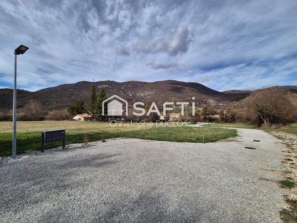 Terrain constructible viabilisé libre constructeur.