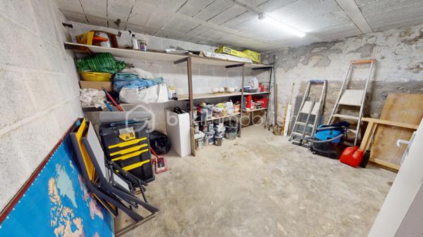 Lucas LECLAND vous propose : Situé dans la commune de Ladon avec école et commerces de proximité, à 5 mn de Bellegarde, 15 mn de Montargis et de sa gare. Un pavillon sur sous-sol total composé d'une entrée, un salon/séjour donnant accès à une terrasse avant, une cuisine ouverte équipée. Le coin nuit se compose quant à lui d'une salle de bains, un WC, 3 chambres, un placard.
Le sous-sol se compose ; d'une cuisine d'été, un atelier, une pièce, un garage. 

Le tout sur une parcelle de 1935m² dont 772m² de terrain constructible. 
Une dépendance à l'arrière de la maison est également présente. 

Chauffage par radiateurs électrique, fosse septique.

Les +++ : 
- double vitrage PVC neuf
- électricité refaite
- sous-sol total
- remis aux gouts du jour

Visite virtuelle sur demande !