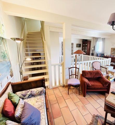 BIEN D'EXCEPTION : VILLA T7 A 80M DE LA PLAGE