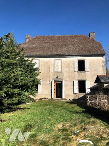 A vendre, à Anglards-de-Salers, dans un petit hameau au calme, avec un grand jardin, une maison...