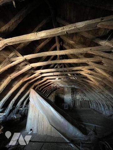 A vendre, à Anglards-de-Salers, dans un petit hameau au calme, avec un grand jardin, une maison...