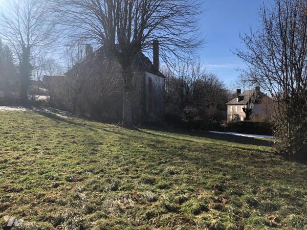 A vendre, à Anglards-de-Salers, dans un petit hameau au calme, avec un grand jardin, une maison...