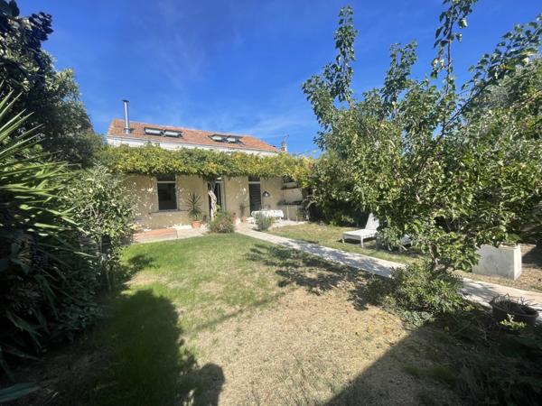 Maison rénovée à proximité du centre historique, à vendre