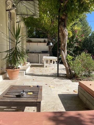 Maison rénovée à proximité du centre historique, à vendre