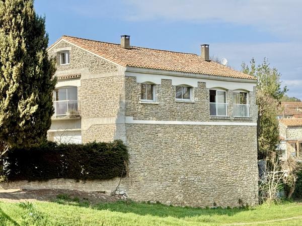 Ensemble de deux maisons de caractère en pierre avec piscine et cadre magnifique dans la vallée