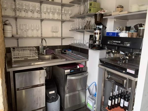 Opportunité commerciale exceptionnelle située au cœur d'un village prospère et très recherché.