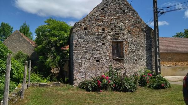 Maison et deux granges à rénover