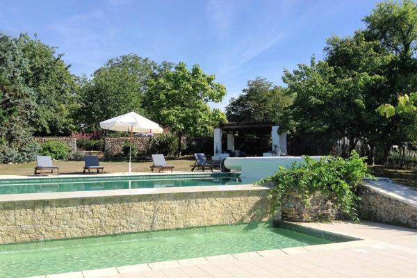 Charmante demeure avec maison d’amis, pigeonnier et piscines
