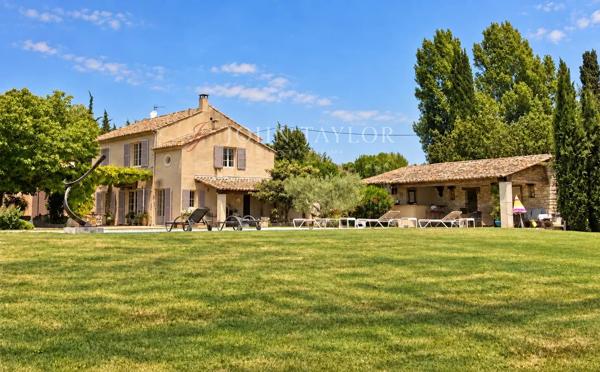 Mas du XIXᵉ siècle avec vue panoramique sur les Alpilles, à Saint-Rémy-de-Provence