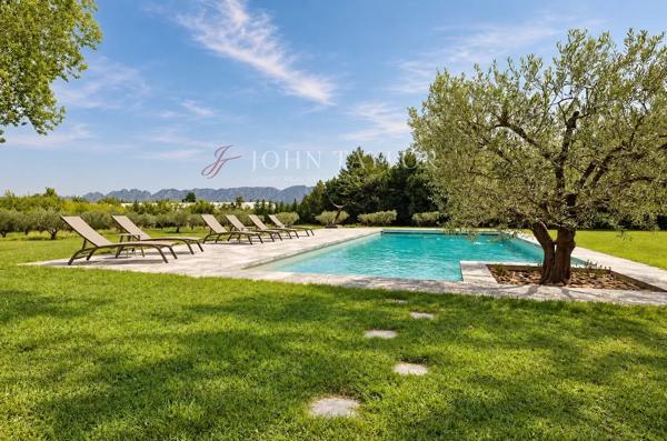 Mas du XIXᵉ siècle avec vue panoramique sur les Alpilles, à Saint-Rémy-de-Provence