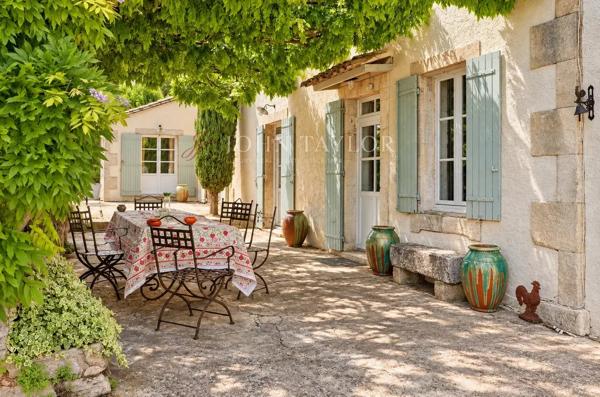 Mas du XIXᵉ siècle avec vue panoramique sur les Alpilles, à Saint-Rémy-de-Provence