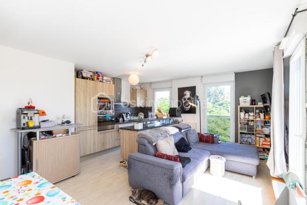 En exclusivité à Meaux, à proximité immédiate du parc du Pâtis, au sein d’une copropriété récente des années 2010, venez découvrir cet appartement de type F3 de 58,03 m² environ, situé au 3ème et dernier étage.

Il se compose d’une entrée en couloir desservant deux chambres ouvrant sur un balcon de 8,24 m² environ, une salle de bains et un WC séparé. Dans son prolongement, vous découvrirez un beau séjour avec cuisine américaine, baigné de lumière et ouvert sur une superbe terrasse de 34 m² environ exposée Sud-Ouest. Un véritable atout pour profiter des beaux jours, recevoir ou simplement se détendre en extérieur.

Deux places de stationnement en enfilade en sous-sol viennent compléter ce bien.

Les plus : dernier étage, copropriété récente, grande terrasse exposée Sud-Ouest, balcon accessible depuis les chambres, double vitrage PVC, fibre, chauffage collectif par géothermie et deux stationnements en sous-sol.

Un appartement lumineux, fonctionnel et rare sur le secteur grâce à ses beaux extérieurs. Pour plus d’informations ou pour organiser une visite, contactez-moi !
