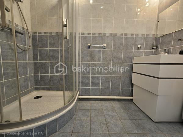 En exclusivité sur un secteur recherché de Seyssinet-Pariset, venez découvrir ce beau T4 au 3e et dernier étage (avec ascenseur) dans une petite résidence calme et bien entretenue.

Vous accédez à l'appartement par un hall avec un placard aménagé qui donne sur une grande pièce de vie (30 m²) climatisée, très lumineuse avec des baies vitrées ouvrant sur une terrasse de 14 m² carrelée et protégée par des stores (électriques). Une cuisine semi-ouverte et complétement équipée est attenante (possibilité d'ouvrir sur le salon). 

L'appartement est composé de deux espaces nuits. Une partie composée d'une grande chambre avec un dressing et une salle de bain avec baignoire. L'autre partie comprend une chambre de 13 m² et une plus petite pouvant également faire office de bureau. Ces pièces ouvrent sur une terrasse avec une magnifique vue sur les massifs et sans aucun vis à vis. Une salle d'eau et un dressing/cellier complètent cet espace.

La taxe foncière s'élève à 2375 € - Les charges comprenant chauffage et eau chaude sont de 241 € par mois

Un grand garage est disponible en sous sol (en sus).

Pour votre confort : climatisation, volets électriques, fibre, stores bannes électriques sur les deux terrasses.

Cet appartement est idéalement situé à proximité des établissements scolaires, des transports en commun et des axes routiers.

Pour organiser une visite : Valérie HERVIN (EI) au 07 66 08 18 36
