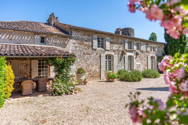 Domaine historique avec piscine, verger et vues sur la campagne environnante.