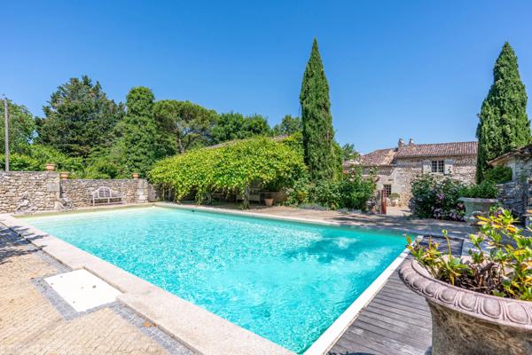 Domaine historique avec piscine, verger et vues sur la campagne environnante.