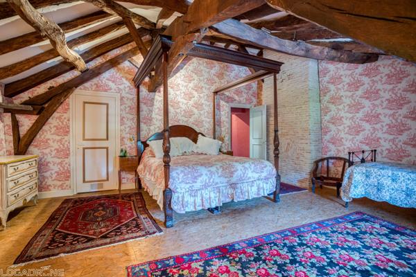 Domaine historique avec piscine, verger et vues sur la campagne environnante.