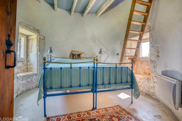 Domaine historique avec piscine, verger et vues sur la campagne environnante.