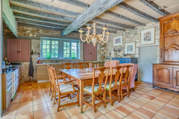 Domaine historique avec piscine, verger et vues sur la campagne environnante.