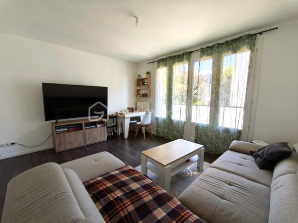 À Orléans, dans le quartier Saint-Marceau, découvrez cet appartement T3 de 59,90 m², situé au rez-de-chaussée d’une copropriété.

Il comprend une entrée avec rangement, un séjour lumineux donnant accès à un balcon (orienté SUD/EST) avec vue sur les espaces verts, une cuisine indépendante aménagée et équipée, deux chambres, une salle d’eau et des WC séparés.
Une loggia pouvant servir de buanderie, attenante à la salle d'eau, complète l’agencement de l’appartement. Le bien dispose également d’une cave en sous-sol et d’une place de stationnement extérieure privative.
L’appartement est en très bon état et bénéficie d’un agencement fonctionnel ainsi que d’une belle luminosité grâce à sa configuration traversante.

Ce bien constitue une belle opportunité pour un premier achat comme pour un investissement locatif. À titre indicatif, l’appartement a déjà été loué meublé 730 € par mois charges comprises, soit 670 € hors charges + 60 € de charges, offrant ainsi un potentiel locatif intéressant. 

Chauffage individuel au gaz. Les installations de gaz et d’électricité ne présentent aucune anomalie. DPE : C. Estimation des dépenses énergétiques annuelles comprise entre 880 € et 1 230 €.
Visite virtuelle disponible.