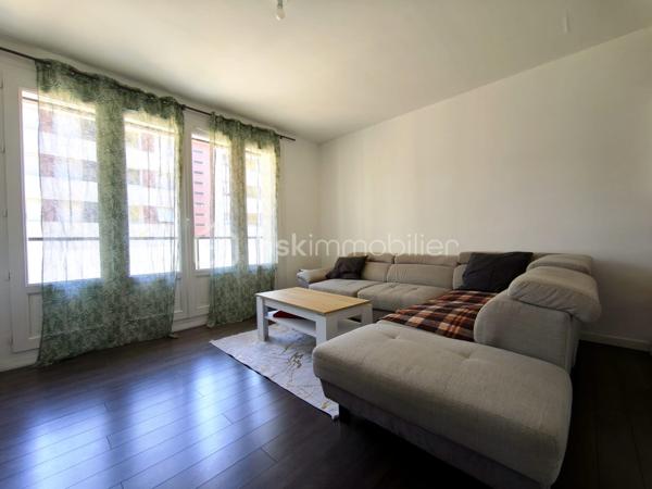 À Orléans, dans le quartier Saint-Marceau, découvrez cet appartement T3 de 59,90 m², situé au rez-de-chaussée d’une copropriété.

Il comprend une entrée avec rangement, un séjour lumineux donnant accès à un balcon (orienté SUD/EST) avec vue sur les espaces verts, une cuisine indépendante aménagée et équipée, deux chambres, une salle d’eau et des WC séparés.
Une loggia pouvant servir de buanderie, attenante à la salle d'eau, complète l’agencement de l’appartement. Le bien dispose également d’une cave en sous-sol et d’une place de stationnement extérieure privative.
L’appartement est en très bon état et bénéficie d’un agencement fonctionnel ainsi que d’une belle luminosité grâce à sa configuration traversante.

Ce bien constitue une belle opportunité pour un premier achat comme pour un investissement locatif. À titre indicatif, l’appartement a déjà été loué meublé 730 € par mois charges comprises, soit 670 € hors charges + 60 € de charges, offrant ainsi un potentiel locatif intéressant. 

Chauffage individuel au gaz. Les installations de gaz et d’électricité ne présentent aucune anomalie. DPE : C. Estimation des dépenses énergétiques annuelles comprise entre 880 € et 1 230 €.
Visite virtuelle disponible.