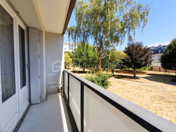 À Orléans, dans le quartier Saint-Marceau, découvrez cet appartement T3 de 59,90 m², situé au rez-de-chaussée d’une copropriété.

Il comprend une entrée avec rangement, un séjour lumineux donnant accès à un balcon (orienté SUD/EST) avec vue sur les espaces verts, une cuisine indépendante aménagée et équipée, deux chambres, une salle d’eau et des WC séparés.
Une loggia pouvant servir de buanderie, attenante à la salle d'eau, complète l’agencement de l’appartement. Le bien dispose également d’une cave en sous-sol et d’une place de stationnement extérieure privative.
L’appartement est en très bon état et bénéficie d’un agencement fonctionnel ainsi que d’une belle luminosité grâce à sa configuration traversante.

Ce bien constitue une belle opportunité pour un premier achat comme pour un investissement locatif. À titre indicatif, l’appartement a déjà été loué meublé 730 € par mois charges comprises, soit 670 € hors charges + 60 € de charges, offrant ainsi un potentiel locatif intéressant. 

Chauffage individuel au gaz. Les installations de gaz et d’électricité ne présentent aucune anomalie. DPE : C. Estimation des dépenses énergétiques annuelles comprise entre 880 € et 1 230 €.
Visite virtuelle disponible.