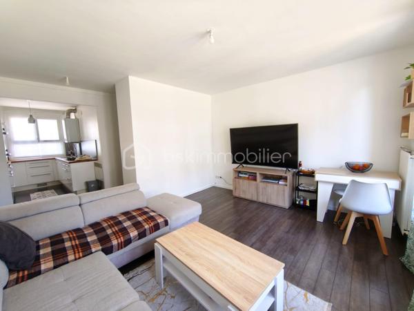 À Orléans, dans le quartier Saint-Marceau, découvrez cet appartement T3 de 59,90 m², situé au rez-de-chaussée d’une copropriété.

Il comprend une entrée avec rangement, un séjour lumineux donnant accès à un balcon (orienté SUD/EST) avec vue sur les espaces verts, une cuisine indépendante aménagée et équipée, deux chambres, une salle d’eau et des WC séparés.
Une loggia pouvant servir de buanderie, attenante à la salle d'eau, complète l’agencement de l’appartement. Le bien dispose également d’une cave en sous-sol et d’une place de stationnement extérieure privative.
L’appartement est en très bon état et bénéficie d’un agencement fonctionnel ainsi que d’une belle luminosité grâce à sa configuration traversante.

Ce bien constitue une belle opportunité pour un premier achat comme pour un investissement locatif. À titre indicatif, l’appartement a déjà été loué meublé 730 € par mois charges comprises, soit 670 € hors charges + 60 € de charges, offrant ainsi un potentiel locatif intéressant. 

Chauffage individuel au gaz. Les installations de gaz et d’électricité ne présentent aucune anomalie. DPE : C. Estimation des dépenses énergétiques annuelles comprise entre 880 € et 1 230 €.
Visite virtuelle disponible.