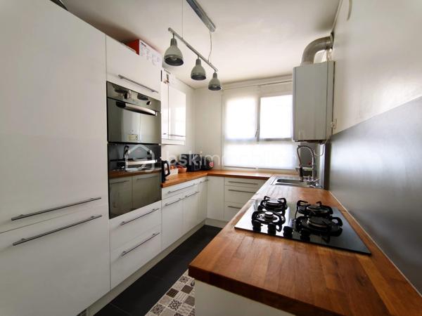 À Orléans, dans le quartier Saint-Marceau, découvrez cet appartement T3 de 59,90 m², situé au rez-de-chaussée d’une copropriété.

Il comprend une entrée avec rangement, un séjour lumineux donnant accès à un balcon (orienté SUD/EST) avec vue sur les espaces verts, une cuisine indépendante aménagée et équipée, deux chambres, une salle d’eau et des WC séparés.
Une loggia pouvant servir de buanderie, attenante à la salle d'eau, complète l’agencement de l’appartement. Le bien dispose également d’une cave en sous-sol et d’une place de stationnement extérieure privative.
L’appartement est en très bon état et bénéficie d’un agencement fonctionnel ainsi que d’une belle luminosité grâce à sa configuration traversante.

Ce bien constitue une belle opportunité pour un premier achat comme pour un investissement locatif. À titre indicatif, l’appartement a déjà été loué meublé 730 € par mois charges comprises, soit 670 € hors charges + 60 € de charges, offrant ainsi un potentiel locatif intéressant. 

Chauffage individuel au gaz. Les installations de gaz et d’électricité ne présentent aucune anomalie. DPE : C. Estimation des dépenses énergétiques annuelles comprise entre 880 € et 1 230 €.
Visite virtuelle disponible.