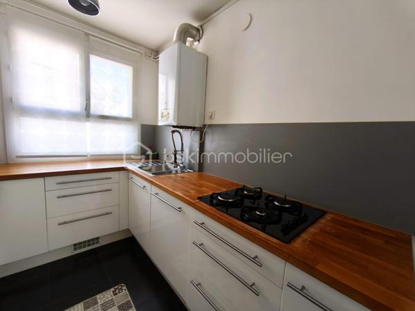 À Orléans, dans le quartier Saint-Marceau, découvrez cet appartement T3 de 59,90 m², situé au rez-de-chaussée d’une copropriété.

Il comprend une entrée avec rangement, un séjour lumineux donnant accès à un balcon (orienté SUD/EST) avec vue sur les espaces verts, une cuisine indépendante aménagée et équipée, deux chambres, une salle d’eau et des WC séparés.
Une loggia pouvant servir de buanderie, attenante à la salle d'eau, complète l’agencement de l’appartement. Le bien dispose également d’une cave en sous-sol et d’une place de stationnement extérieure privative.
L’appartement est en très bon état et bénéficie d’un agencement fonctionnel ainsi que d’une belle luminosité grâce à sa configuration traversante.

Ce bien constitue une belle opportunité pour un premier achat comme pour un investissement locatif. À titre indicatif, l’appartement a déjà été loué meublé 730 € par mois charges comprises, soit 670 € hors charges + 60 € de charges, offrant ainsi un potentiel locatif intéressant. 

Chauffage individuel au gaz. Les installations de gaz et d’électricité ne présentent aucune anomalie. DPE : C. Estimation des dépenses énergétiques annuelles comprise entre 880 € et 1 230 €.
Visite virtuelle disponible.