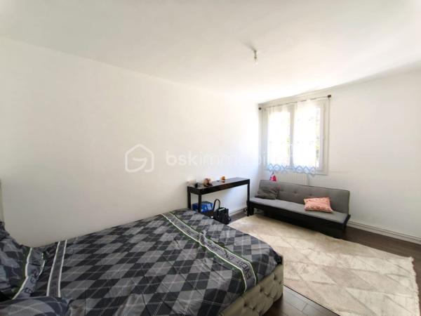 À Orléans, dans le quartier Saint-Marceau, découvrez cet appartement T3 de 59,90 m², situé au rez-de-chaussée d’une copropriété.

Il comprend une entrée avec rangement, un séjour lumineux donnant accès à un balcon (orienté SUD/EST) avec vue sur les espaces verts, une cuisine indépendante aménagée et équipée, deux chambres, une salle d’eau et des WC séparés.
Une loggia pouvant servir de buanderie, attenante à la salle d'eau, complète l’agencement de l’appartement. Le bien dispose également d’une cave en sous-sol et d’une place de stationnement extérieure privative.
L’appartement est en très bon état et bénéficie d’un agencement fonctionnel ainsi que d’une belle luminosité grâce à sa configuration traversante.

Ce bien constitue une belle opportunité pour un premier achat comme pour un investissement locatif. À titre indicatif, l’appartement a déjà été loué meublé 730 € par mois charges comprises, soit 670 € hors charges + 60 € de charges, offrant ainsi un potentiel locatif intéressant. 

Chauffage individuel au gaz. Les installations de gaz et d’électricité ne présentent aucune anomalie. DPE : C. Estimation des dépenses énergétiques annuelles comprise entre 880 € et 1 230 €.
Visite virtuelle disponible.