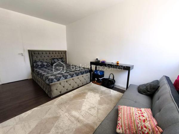 À Orléans, dans le quartier Saint-Marceau, découvrez cet appartement T3 de 59,90 m², situé au rez-de-chaussée d’une copropriété.

Il comprend une entrée avec rangement, un séjour lumineux donnant accès à un balcon (orienté SUD/EST) avec vue sur les espaces verts, une cuisine indépendante aménagée et équipée, deux chambres, une salle d’eau et des WC séparés.
Une loggia pouvant servir de buanderie, attenante à la salle d'eau, complète l’agencement de l’appartement. Le bien dispose également d’une cave en sous-sol et d’une place de stationnement extérieure privative.
L’appartement est en très bon état et bénéficie d’un agencement fonctionnel ainsi que d’une belle luminosité grâce à sa configuration traversante.

Ce bien constitue une belle opportunité pour un premier achat comme pour un investissement locatif. À titre indicatif, l’appartement a déjà été loué meublé 730 € par mois charges comprises, soit 670 € hors charges + 60 € de charges, offrant ainsi un potentiel locatif intéressant. 

Chauffage individuel au gaz. Les installations de gaz et d’électricité ne présentent aucune anomalie. DPE : C. Estimation des dépenses énergétiques annuelles comprise entre 880 € et 1 230 €.
Visite virtuelle disponible.