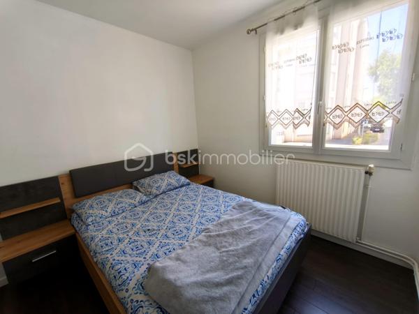 À Orléans, dans le quartier Saint-Marceau, découvrez cet appartement T3 de 59,90 m², situé au rez-de-chaussée d’une copropriété.

Il comprend une entrée avec rangement, un séjour lumineux donnant accès à un balcon (orienté SUD/EST) avec vue sur les espaces verts, une cuisine indépendante aménagée et équipée, deux chambres, une salle d’eau et des WC séparés.
Une loggia pouvant servir de buanderie, attenante à la salle d'eau, complète l’agencement de l’appartement. Le bien dispose également d’une cave en sous-sol et d’une place de stationnement extérieure privative.
L’appartement est en très bon état et bénéficie d’un agencement fonctionnel ainsi que d’une belle luminosité grâce à sa configuration traversante.

Ce bien constitue une belle opportunité pour un premier achat comme pour un investissement locatif. À titre indicatif, l’appartement a déjà été loué meublé 730 € par mois charges comprises, soit 670 € hors charges + 60 € de charges, offrant ainsi un potentiel locatif intéressant. 

Chauffage individuel au gaz. Les installations de gaz et d’électricité ne présentent aucune anomalie. DPE : C. Estimation des dépenses énergétiques annuelles comprise entre 880 € et 1 230 €.
Visite virtuelle disponible.