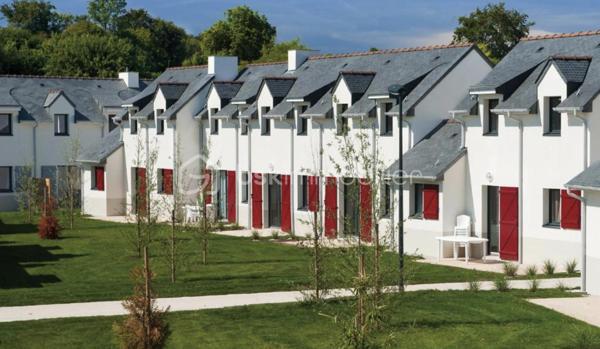 SPECIALE INVESTISSEUR !

Situé dans le Morbihan, en Bretagne, le complexe hôtelier Lagrange Vacances Domaine de Val Queven se trouve dans une zone piétonne. Cet établissement est à seulement 12 km des plages, 6 km de Lorient et dispose d'une piscine intérieure. Cette maisons de vacances est niché au cœur de beaux paysages champêtres.
Le site du Lagrange Vacances Domaine de Val Queven est relié à un parcours de golf de 18 trous.

Sous contrat de bail commerciale avec la société LAGRANGE. Ce bien de plus de 39m2 garantira à son propriétaire un loyer de 4.255€ HT par an, soit une rentabilité brute garantie de 7,7%. Vous souhaitez vous construire un patrimoine sécurisé et/ou créer un complément de revenu retraite garanti, alors ce bien est parfait pour vous. Statut LMNP avec amortissement possible. Photos d'un bien type. A NE PAS LAISSER PASSER !!!
Taxe foncière : 660€
Charges de copropriété par an : 1000€