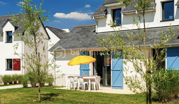 SPECIALE INVESTISSEUR !

Situé dans le Morbihan, en Bretagne, le complexe hôtelier Lagrange Vacances Domaine de Val Queven se trouve dans une zone piétonne. Cet établissement est à seulement 12 km des plages, 6 km de Lorient et dispose d'une piscine intérieure. Cette maisons de vacances est niché au cœur de beaux paysages champêtres.
Le site du Lagrange Vacances Domaine de Val Queven est relié à un parcours de golf de 18 trous.

Sous contrat de bail commerciale avec la société LAGRANGE. Ce bien de plus de 39m2 garantira à son propriétaire un loyer de 4.255€ HT par an, soit une rentabilité brute garantie de 7,7%. Vous souhaitez vous construire un patrimoine sécurisé et/ou créer un complément de revenu retraite garanti, alors ce bien est parfait pour vous. Statut LMNP avec amortissement possible. Photos d'un bien type. A NE PAS LAISSER PASSER !!!
Taxe foncière : 660€
Charges de copropriété par an : 1000€