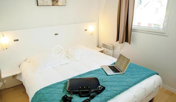 SPECIALE INVESTISSEUR !

Situé dans le Morbihan, en Bretagne, le complexe hôtelier Lagrange Vacances Domaine de Val Queven se trouve dans une zone piétonne. Cet établissement est à seulement 12 km des plages, 6 km de Lorient et dispose d'une piscine intérieure. Cette maisons de vacances est niché au cœur de beaux paysages champêtres.
Le site du Lagrange Vacances Domaine de Val Queven est relié à un parcours de golf de 18 trous.

Sous contrat de bail commerciale avec la société LAGRANGE. Ce bien de plus de 39m2 garantira à son propriétaire un loyer de 4.255€ HT par an, soit une rentabilité brute garantie de 7,7%. Vous souhaitez vous construire un patrimoine sécurisé et/ou créer un complément de revenu retraite garanti, alors ce bien est parfait pour vous. Statut LMNP avec amortissement possible. Photos d'un bien type. A NE PAS LAISSER PASSER !!!
Taxe foncière : 660€
Charges de copropriété par an : 1000€