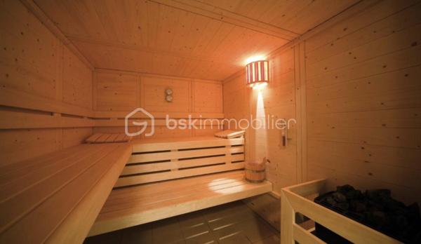 SPECIALE INVESTISSEUR !

Situé dans le Morbihan, en Bretagne, le complexe hôtelier Lagrange Vacances Domaine de Val Queven se trouve dans une zone piétonne. Cet établissement est à seulement 12 km des plages, 6 km de Lorient et dispose d'une piscine intérieure. Cette maisons de vacances est niché au cœur de beaux paysages champêtres.
Le site du Lagrange Vacances Domaine de Val Queven est relié à un parcours de golf de 18 trous.

Sous contrat de bail commerciale avec la société LAGRANGE. Ce bien de plus de 39m2 garantira à son propriétaire un loyer de 4.255€ HT par an, soit une rentabilité brute garantie de 7,7%. Vous souhaitez vous construire un patrimoine sécurisé et/ou créer un complément de revenu retraite garanti, alors ce bien est parfait pour vous. Statut LMNP avec amortissement possible. Photos d'un bien type. A NE PAS LAISSER PASSER !!!
Taxe foncière : 660€
Charges de copropriété par an : 1000€