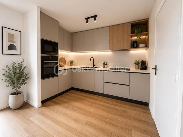 Situé au cœur de la charmante commune de Saint-Erblon, au sein d'une résidence récente et sécurisée, découvrez cet appartement de type 3 alliant confort moderne et sérénité.

Un agencement intérieur optimisé :

• Espace de vie : Une pièce de vie lumineuse et conviviale. La cuisine est à aménager, offrant une opportunité idéale pour les futurs acquéreurs de concevoir un espace culinaire sur-mesure, parfaitement adapté à leurs goûts et à leurs besoins.

• Entrée fonctionnelle : Une entrée dégagée avec placard de rangement, essentielle pour une organisation quotidienne facilitée.

• Espace Nuit : Le dégagement mène à deux chambres confortables, offrant des volumes agréables pour un couple, une petite famille ou un espace bureau/télétravail.

• Sanitaires : Une salle d’eau moderne et un WC indépendant.

Le "Plus" indispensable :

• Stationnement sécurisé : Ce bien dispose d'un garage fermé (box) en sous-sol, un atout rare et précieux pour la sécurité de votre véhicule et pour du stockage complémentaire.

Pourquoi choisir Saint-Erblon ?

• Qualité de vie : Une commune à taille humaine, calme et arborée, bénéficiant de tous les commerces de proximité et services (écoles, complexes sportifs).

• Accessibilité : Accès rapide à la 4 voies et très bien desservie par le réseau de bus de la métropole rennaise (STAR).

• Potentiel : Un appartement sain, prêt à accueillir votre projet de décoration intérieure.

Contactez-moi dès maintenant pour organiser une visite et imaginer votre future cuisine dans cet appartement !