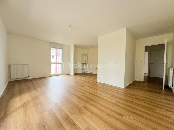 Situé au cœur de la charmante commune de Saint-Erblon, au sein d'une résidence récente et sécurisée, découvrez cet appartement de type 3 alliant confort moderne et sérénité.

Un agencement intérieur optimisé :

• Espace de vie : Une pièce de vie lumineuse et conviviale. La cuisine est à aménager, offrant une opportunité idéale pour les futurs acquéreurs de concevoir un espace culinaire sur-mesure, parfaitement adapté à leurs goûts et à leurs besoins.

• Entrée fonctionnelle : Une entrée dégagée avec placard de rangement, essentielle pour une organisation quotidienne facilitée.

• Espace Nuit : Le dégagement mène à deux chambres confortables, offrant des volumes agréables pour un couple, une petite famille ou un espace bureau/télétravail.

• Sanitaires : Une salle d’eau moderne et un WC indépendant.

Le "Plus" indispensable :

• Stationnement sécurisé : Ce bien dispose d'un garage fermé (box) en sous-sol, un atout rare et précieux pour la sécurité de votre véhicule et pour du stockage complémentaire.

Pourquoi choisir Saint-Erblon ?

• Qualité de vie : Une commune à taille humaine, calme et arborée, bénéficiant de tous les commerces de proximité et services (écoles, complexes sportifs).

• Accessibilité : Accès rapide à la 4 voies et très bien desservie par le réseau de bus de la métropole rennaise (STAR).

• Potentiel : Un appartement sain, prêt à accueillir votre projet de décoration intérieure.

Contactez-moi dès maintenant pour organiser une visite et imaginer votre future cuisine dans cet appartement !
