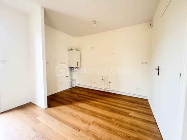 Situé au cœur de la charmante commune de Saint-Erblon, au sein d'une résidence récente et sécurisée, découvrez cet appartement de type 3 alliant confort moderne et sérénité.

Un agencement intérieur optimisé :

• Espace de vie : Une pièce de vie lumineuse et conviviale. La cuisine est à aménager, offrant une opportunité idéale pour les futurs acquéreurs de concevoir un espace culinaire sur-mesure, parfaitement adapté à leurs goûts et à leurs besoins.

• Entrée fonctionnelle : Une entrée dégagée avec placard de rangement, essentielle pour une organisation quotidienne facilitée.

• Espace Nuit : Le dégagement mène à deux chambres confortables, offrant des volumes agréables pour un couple, une petite famille ou un espace bureau/télétravail.

• Sanitaires : Une salle d’eau moderne et un WC indépendant.

Le "Plus" indispensable :

• Stationnement sécurisé : Ce bien dispose d'un garage fermé (box) en sous-sol, un atout rare et précieux pour la sécurité de votre véhicule et pour du stockage complémentaire.

Pourquoi choisir Saint-Erblon ?

• Qualité de vie : Une commune à taille humaine, calme et arborée, bénéficiant de tous les commerces de proximité et services (écoles, complexes sportifs).

• Accessibilité : Accès rapide à la 4 voies et très bien desservie par le réseau de bus de la métropole rennaise (STAR).

• Potentiel : Un appartement sain, prêt à accueillir votre projet de décoration intérieure.

Contactez-moi dès maintenant pour organiser une visite et imaginer votre future cuisine dans cet appartement !
