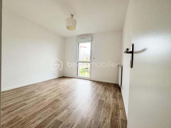 Situé au cœur de la charmante commune de Saint-Erblon, au sein d'une résidence récente et sécurisée, découvrez cet appartement de type 3 alliant confort moderne et sérénité.

Un agencement intérieur optimisé :

• Espace de vie : Une pièce de vie lumineuse et conviviale. La cuisine est à aménager, offrant une opportunité idéale pour les futurs acquéreurs de concevoir un espace culinaire sur-mesure, parfaitement adapté à leurs goûts et à leurs besoins.

• Entrée fonctionnelle : Une entrée dégagée avec placard de rangement, essentielle pour une organisation quotidienne facilitée.

• Espace Nuit : Le dégagement mène à deux chambres confortables, offrant des volumes agréables pour un couple, une petite famille ou un espace bureau/télétravail.

• Sanitaires : Une salle d’eau moderne et un WC indépendant.

Le "Plus" indispensable :

• Stationnement sécurisé : Ce bien dispose d'un garage fermé (box) en sous-sol, un atout rare et précieux pour la sécurité de votre véhicule et pour du stockage complémentaire.

Pourquoi choisir Saint-Erblon ?

• Qualité de vie : Une commune à taille humaine, calme et arborée, bénéficiant de tous les commerces de proximité et services (écoles, complexes sportifs).

• Accessibilité : Accès rapide à la 4 voies et très bien desservie par le réseau de bus de la métropole rennaise (STAR).

• Potentiel : Un appartement sain, prêt à accueillir votre projet de décoration intérieure.

Contactez-moi dès maintenant pour organiser une visite et imaginer votre future cuisine dans cet appartement !
