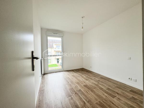 Situé au cœur de la charmante commune de Saint-Erblon, au sein d'une résidence récente et sécurisée, découvrez cet appartement de type 3 alliant confort moderne et sérénité.

Un agencement intérieur optimisé :

• Espace de vie : Une pièce de vie lumineuse et conviviale. La cuisine est à aménager, offrant une opportunité idéale pour les futurs acquéreurs de concevoir un espace culinaire sur-mesure, parfaitement adapté à leurs goûts et à leurs besoins.

• Entrée fonctionnelle : Une entrée dégagée avec placard de rangement, essentielle pour une organisation quotidienne facilitée.

• Espace Nuit : Le dégagement mène à deux chambres confortables, offrant des volumes agréables pour un couple, une petite famille ou un espace bureau/télétravail.

• Sanitaires : Une salle d’eau moderne et un WC indépendant.

Le "Plus" indispensable :

• Stationnement sécurisé : Ce bien dispose d'un garage fermé (box) en sous-sol, un atout rare et précieux pour la sécurité de votre véhicule et pour du stockage complémentaire.

Pourquoi choisir Saint-Erblon ?

• Qualité de vie : Une commune à taille humaine, calme et arborée, bénéficiant de tous les commerces de proximité et services (écoles, complexes sportifs).

• Accessibilité : Accès rapide à la 4 voies et très bien desservie par le réseau de bus de la métropole rennaise (STAR).

• Potentiel : Un appartement sain, prêt à accueillir votre projet de décoration intérieure.

Contactez-moi dès maintenant pour organiser une visite et imaginer votre future cuisine dans cet appartement !