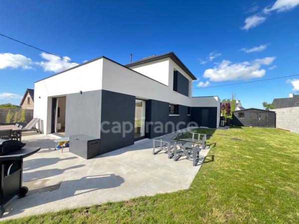 EXCLUSIVITÉ – Élégante maison contemporaine aux prestations soignées, à deux pas du bourg de Pommeret.