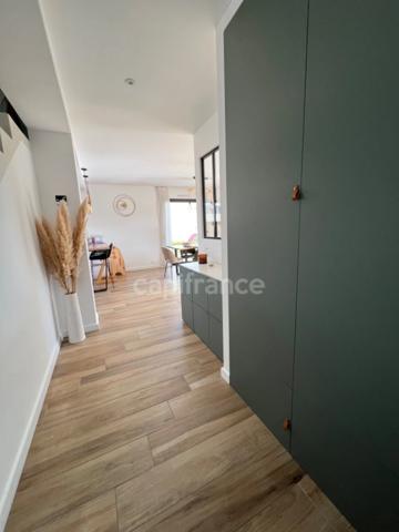 EXCLUSIVITÉ – Élégante maison contemporaine aux prestations soignées, à deux pas du bourg de Pommeret.