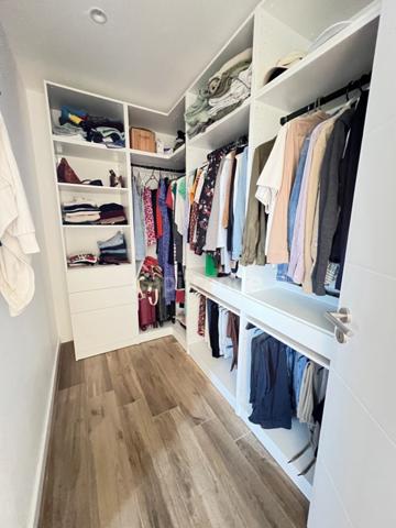 EXCLUSIVITÉ – Élégante maison contemporaine aux prestations soignées, à deux pas du bourg de Pommeret.