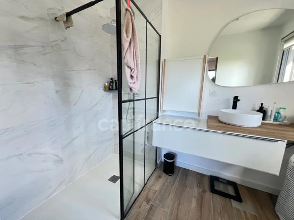 EXCLUSIVITÉ – Élégante maison contemporaine aux prestations soignées, à deux pas du bourg de Pommeret.