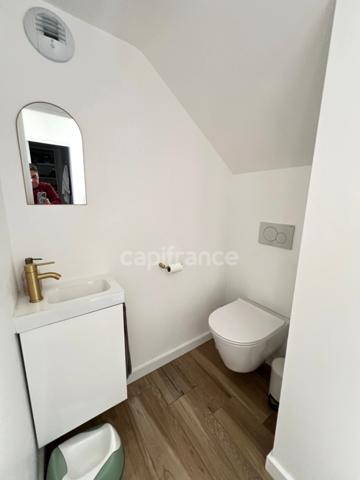EXCLUSIVITÉ – Élégante maison contemporaine aux prestations soignées, à deux pas du bourg de Pommeret.