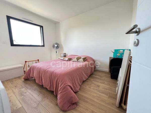 EXCLUSIVITÉ – Élégante maison contemporaine aux prestations soignées, à deux pas du bourg de Pommeret.